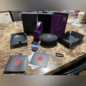 Beats Solo2 imperial violet (with lightning, the headphones adaptor)